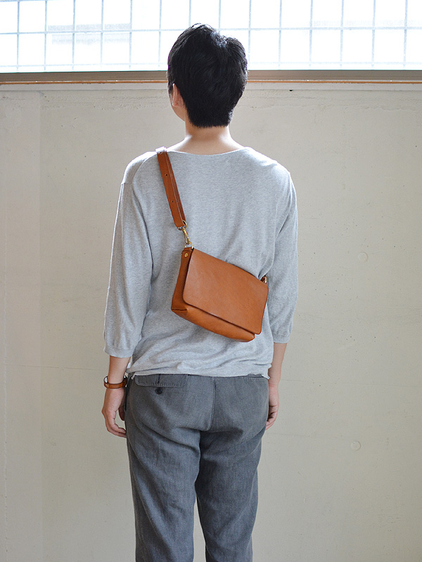 小さくても必要なモノが入る総かぶせ革製ショルダーバッグ / 革鞄の