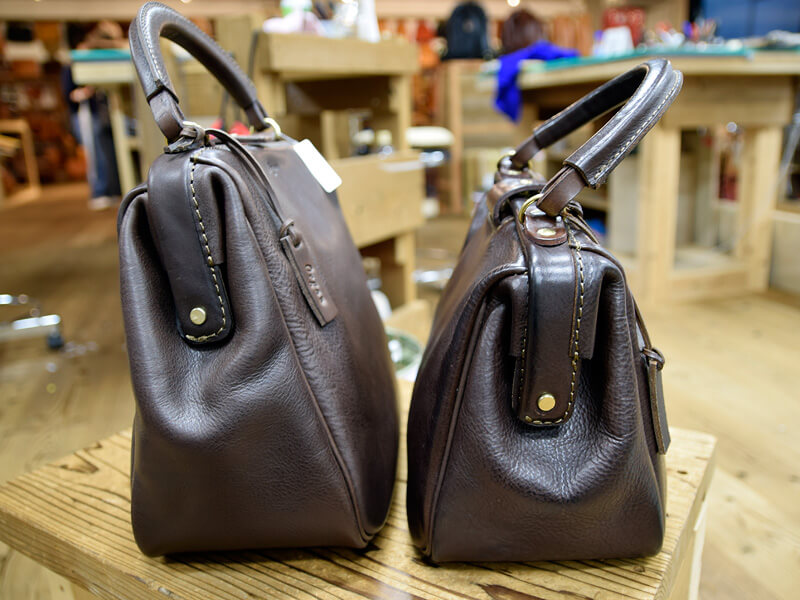 名古屋店スタッフ愛用中の口枠キューブトート｜革鞄・革小物のHERZ公式通販