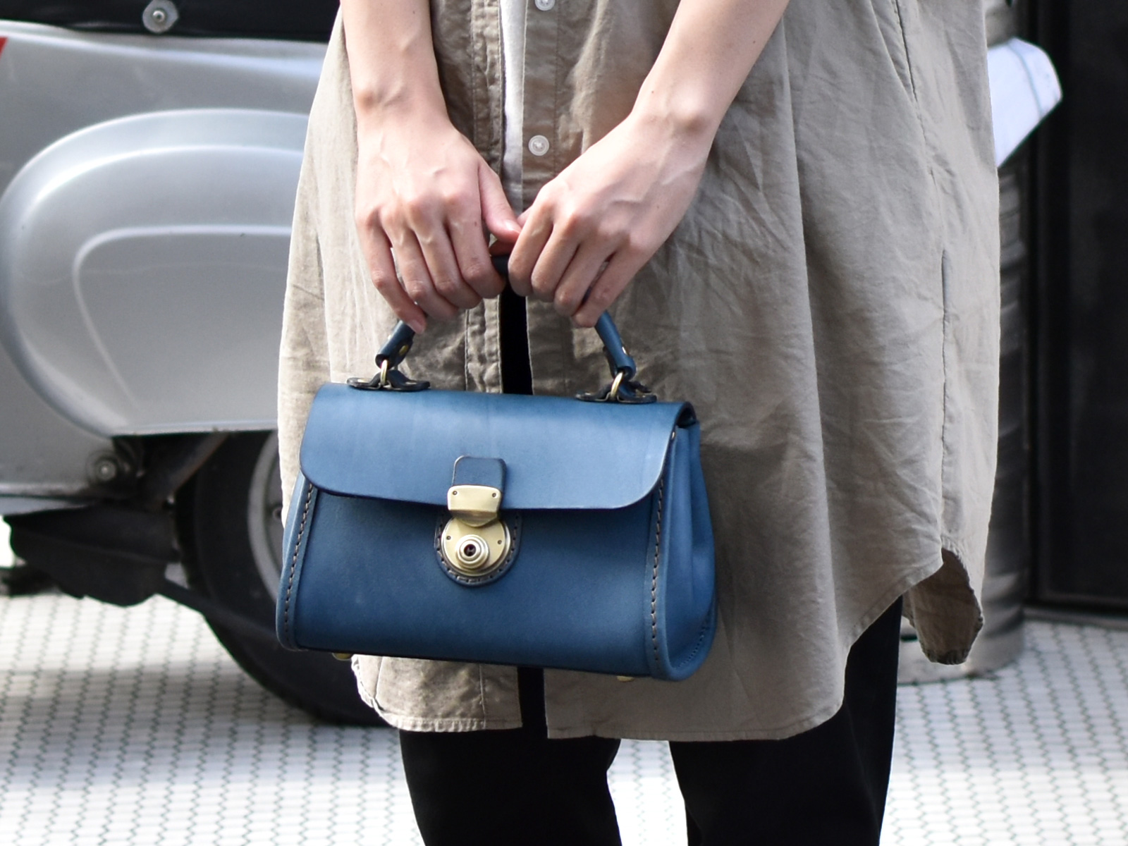 オンラインショップのデニムブルー革アイテム、再販開始しました！｜革