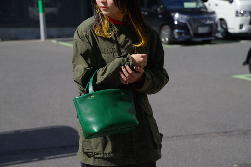 冬の限定色「ボトルグリーン」in 名古屋店 前編｜革鞄・革小物のHERZ