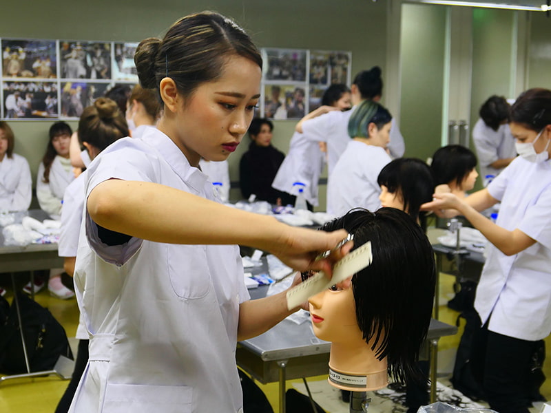 美容師国家試験の予行練習中！（2020年2月）｜お知らせ｜鎌倉早見美容