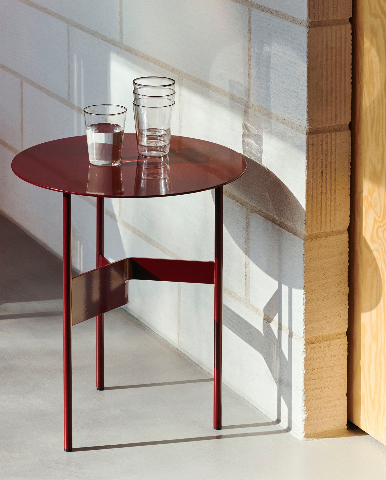 SHIM COFFEE TABLE / Φ45 x H51 - サイドテーブル | 【公式】HAY