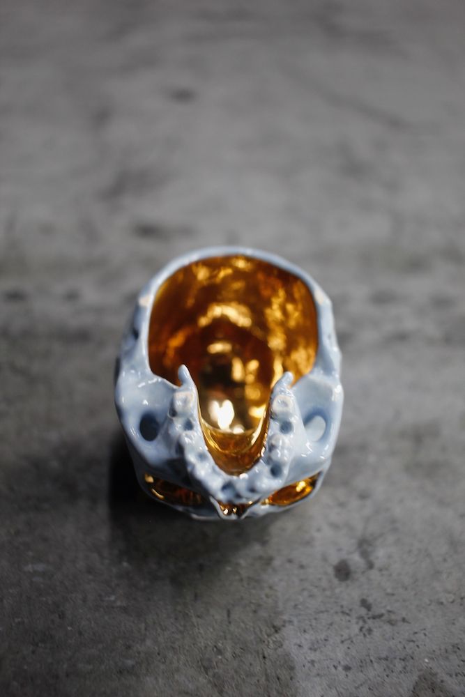 丸岡和吾 - 三つ目鬼髑髏ぐい呑 薄青×金 (桐箱付) | HAZE