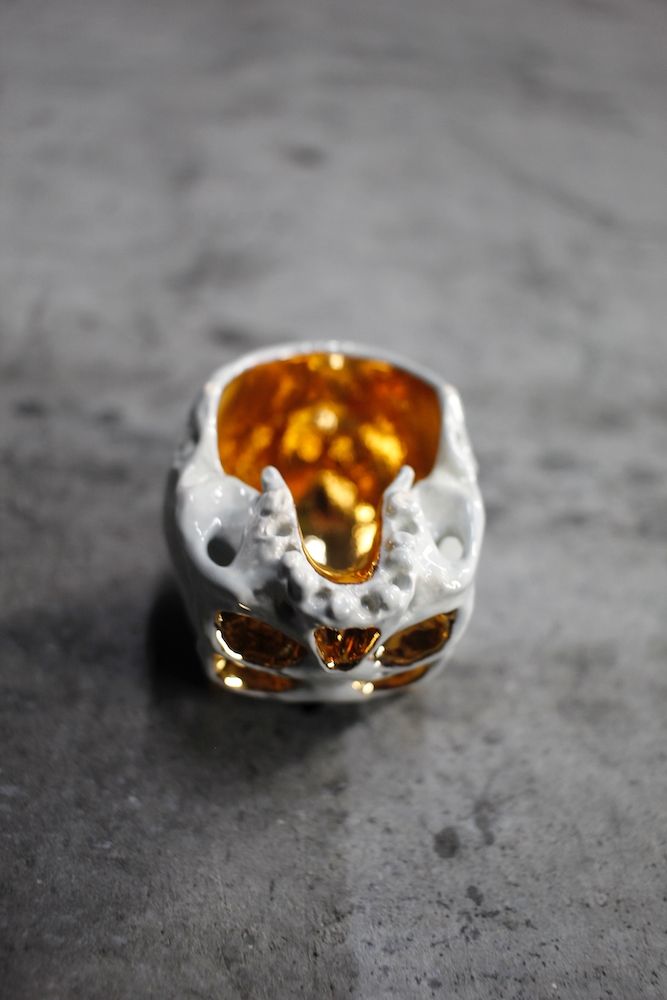 丸岡和吾 - 四つ目鬼髑髏ぐい呑 灰×金 (桐箱付) | HAZE