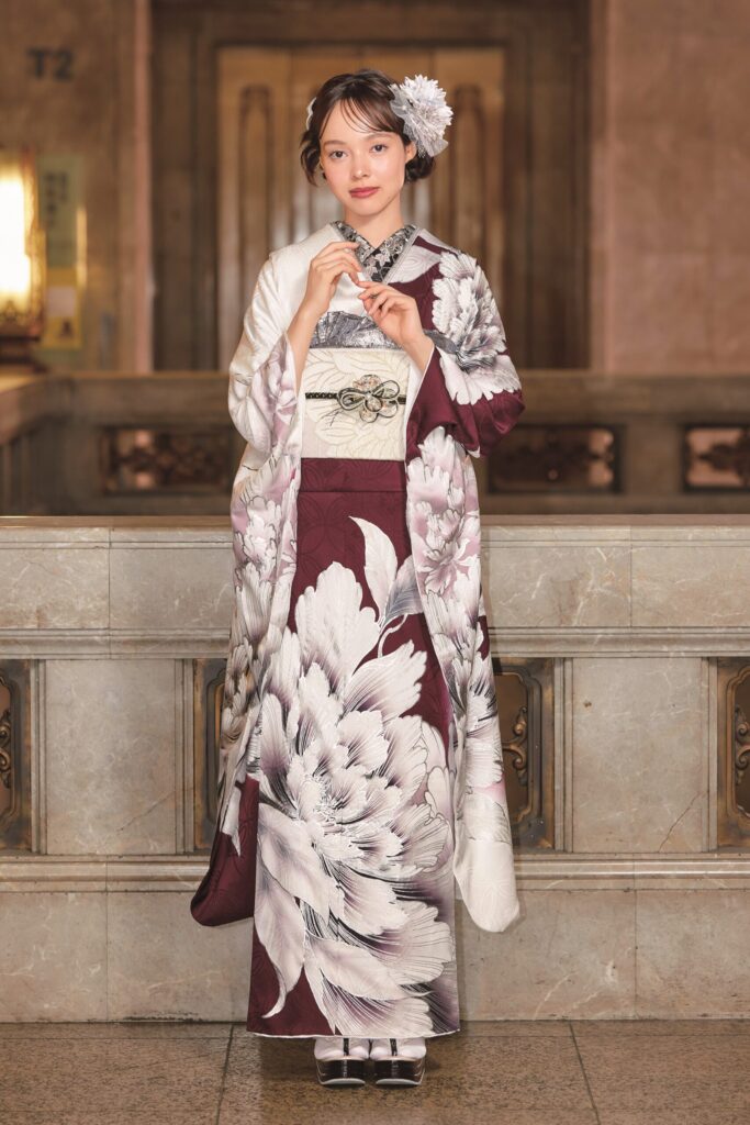 大牡丹が銀彩で描かれた、半身替わりのワインレッド振袖 | 振袖