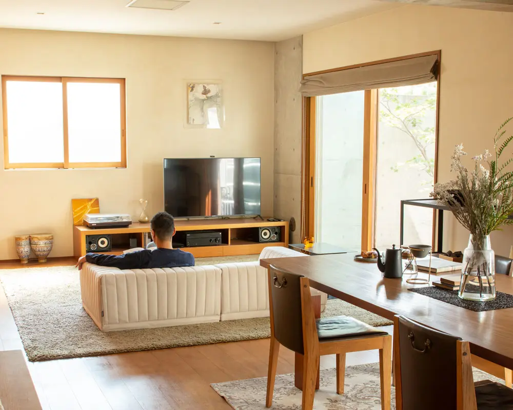 こたつや和室、畳にも合わせやすいローソファー「PICASSO SOFA」｜国産