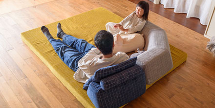 ラグやローソファーの上で使えるちょうどいいサイズのテーブル 「mii