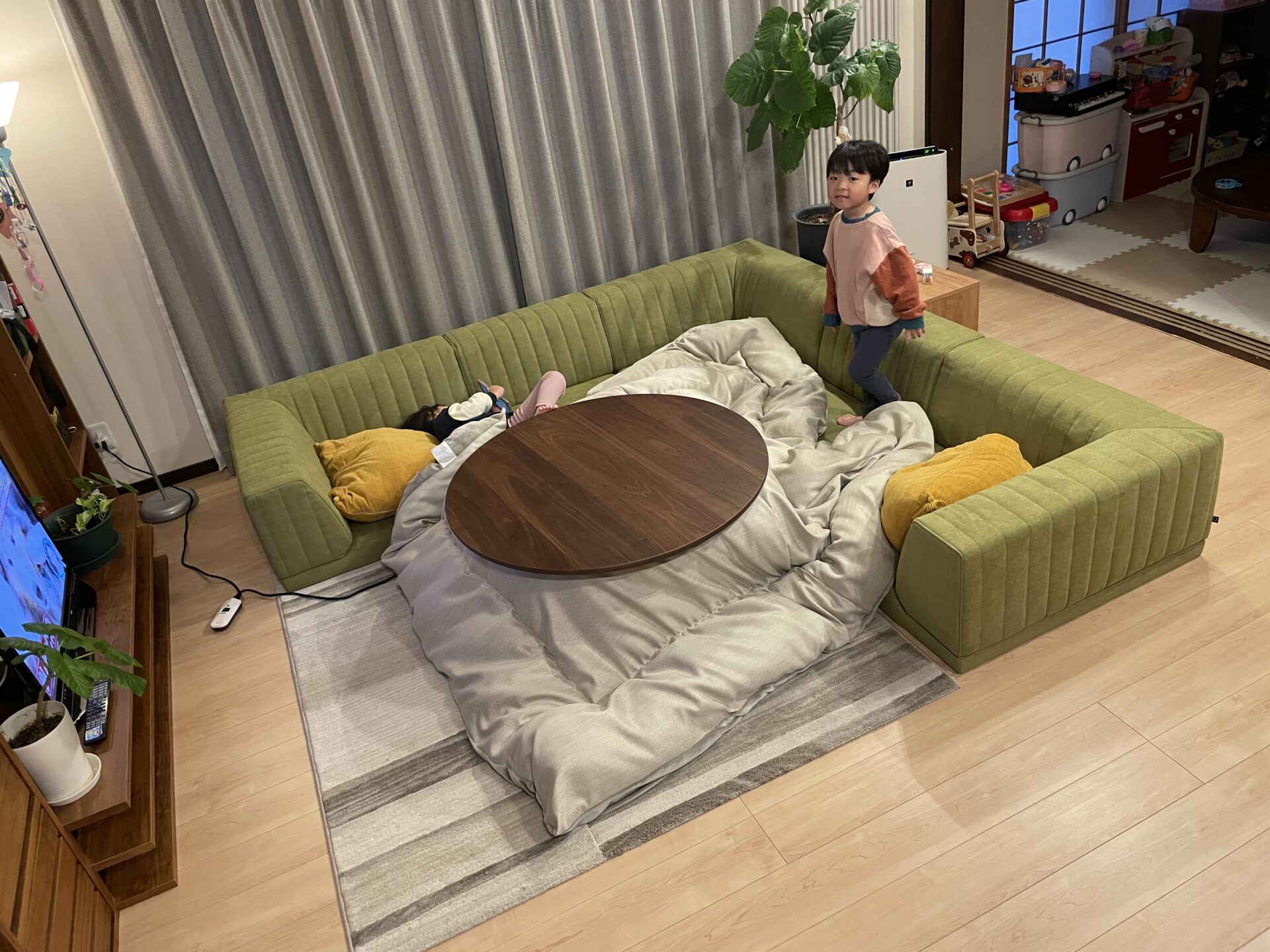 こたつと相性最高のピカソソファで、家族が集まるリビングに