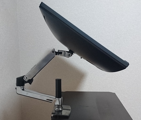 エルゴトロン LX モニターアームは大画面モニターも保持可能！