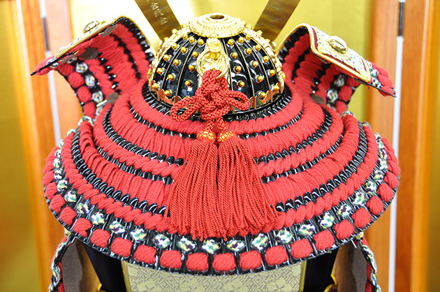 五月人形 奉納型鎧【P98122】源義経公型鎧収納飾り | 職人手作りの