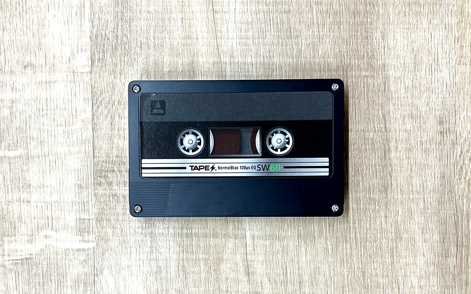 カセットテープ型モバイルバッテリー｜オリジナルグッズ企画｜株式会社