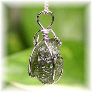 天然モルダバイト原石ワイヤー巻ペンダントトップ - 埼玉県吉川市の