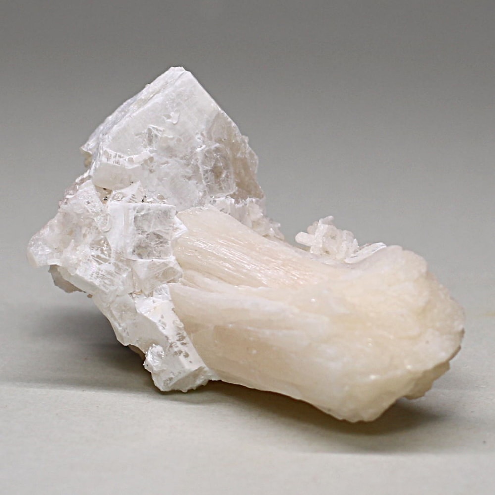 インド/プネー産]変種アポフィライト共生？スティルバイト原石