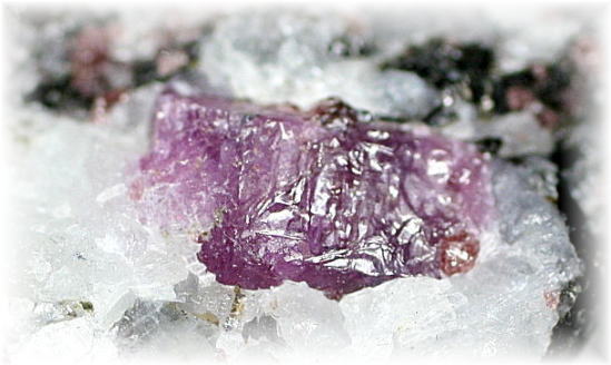 ロシア産]ルビー・コランダム結晶付き原石 - 埼玉県吉川市の天然石専門