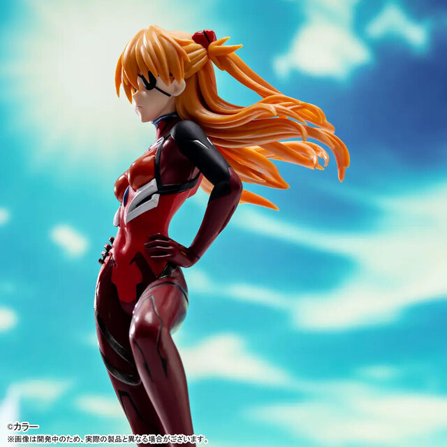 アスカのパイロットスーツに輝きが増す…！「エヴァ」メタリック塗装で