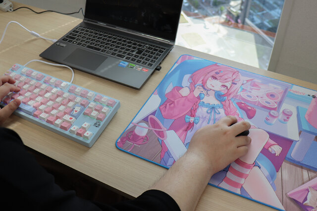 結城さくな×AMICISゲーミングキーボード、マウスパッド、特典カード