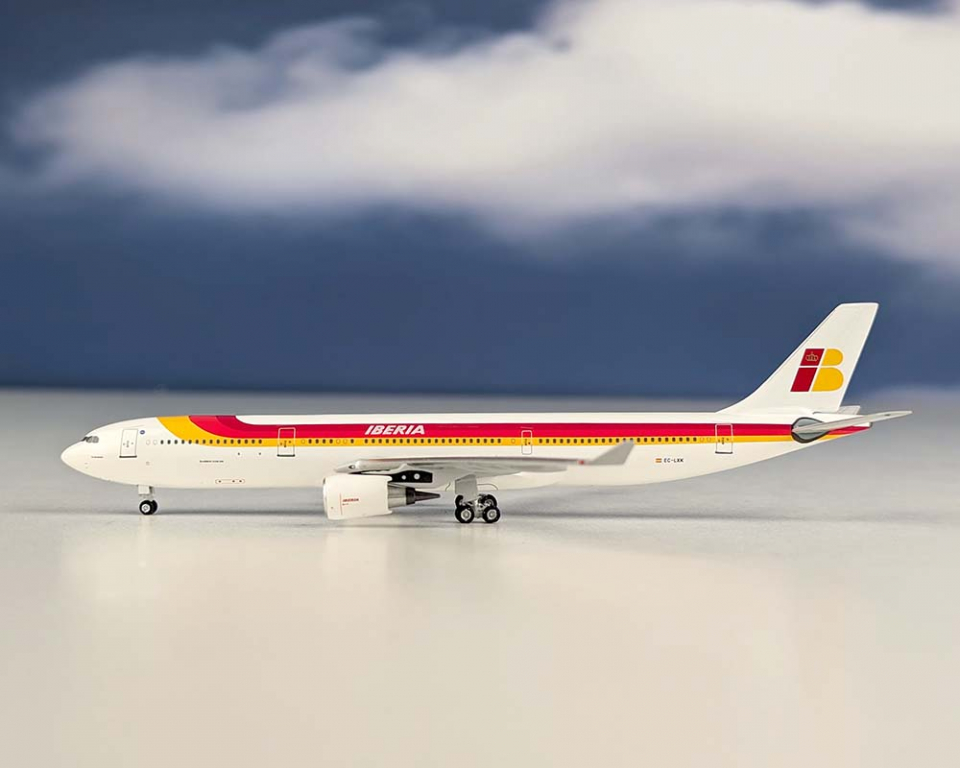 www.JetCollector.com: Iberia A330-300 EC-LXK 1:400 Scale