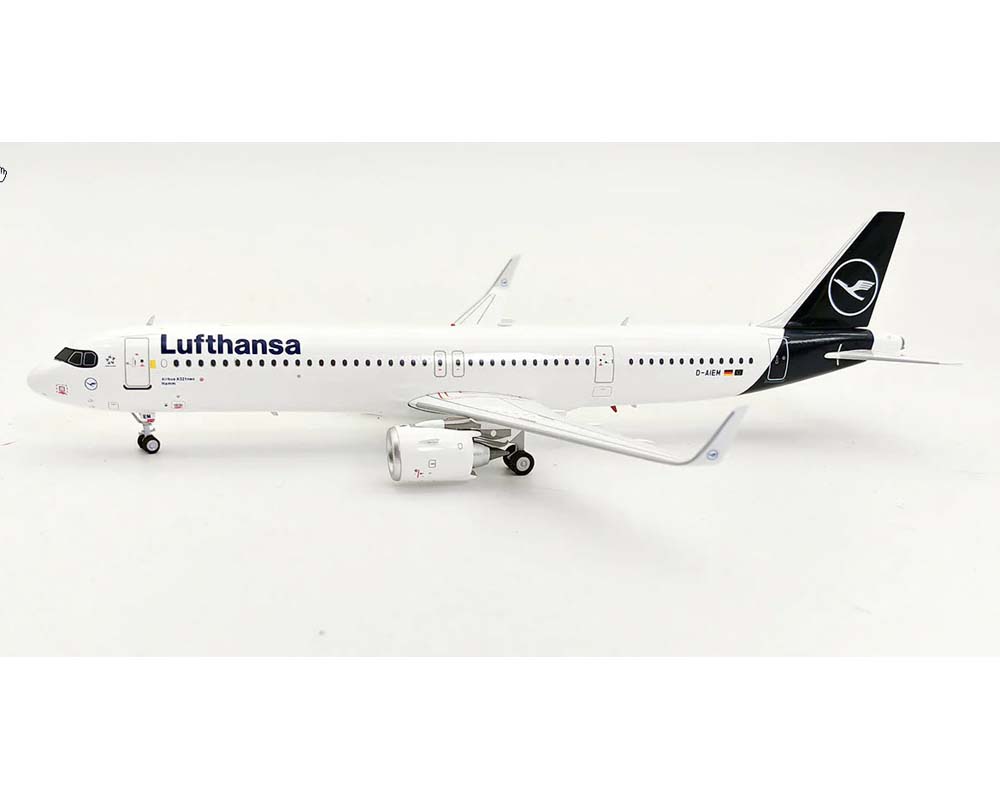 www.JetCollector.com: Lufthansa A321 w/stand D-AIEM 1:200 Scale