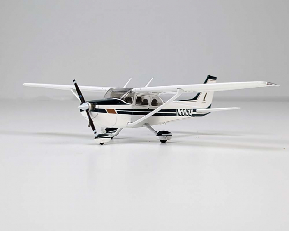 www.JetCollector.com: Cessna 172 SkyHawk II w/stand N3015E 1:72