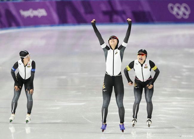 平昌五輪の女子団体追い抜き決勝。優勝…：スピードスケート 高木美帆