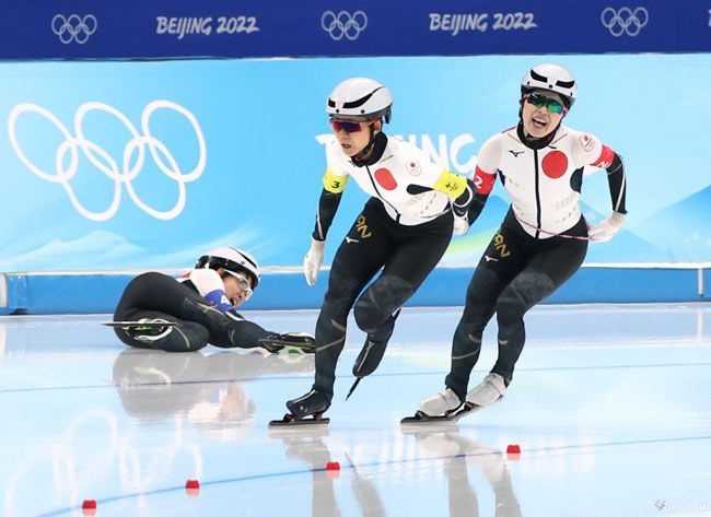北京五輪の女子団体追い抜き決勝で転倒…：スピードスケート 高木美帆