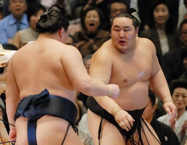 優勝決定戦で朝青龍を破り、こぶしを握って勝利の喜びを…：横綱 白鵬