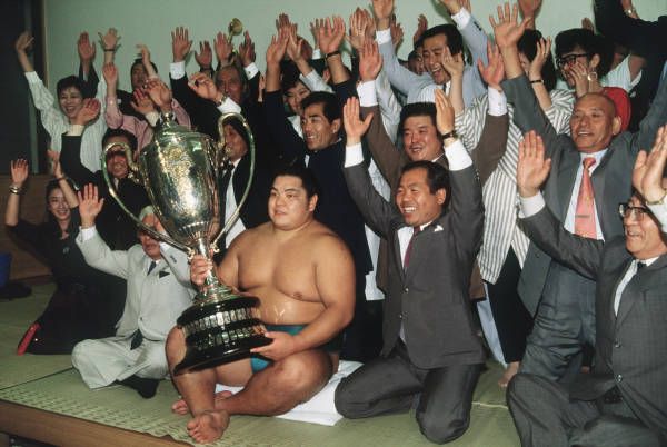 ◇北勝海 3度目の優勝を飾り、仕度部屋で喜ぶ横…：日本人力士の優勝