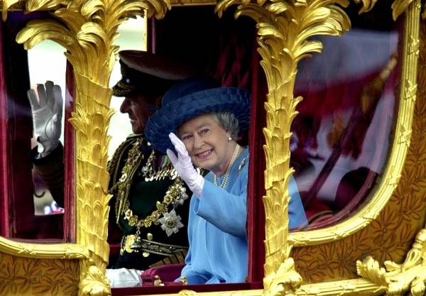 即位50周年を祝い、ロンドン…：エリザベス英女王 現役君主最長在位