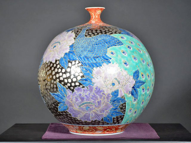 有田焼】飾り花瓶 染錦白金彩牡丹孔雀図 - JTOPIA