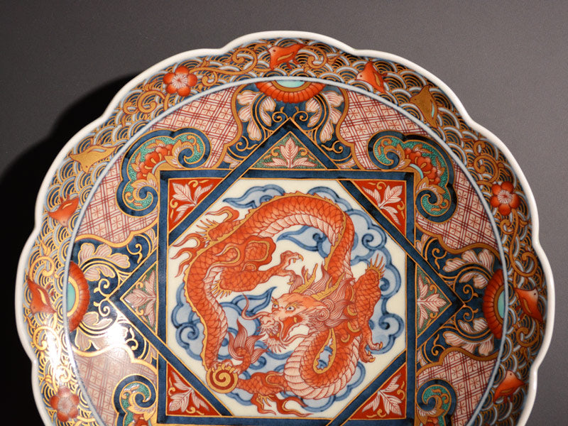 献上手古伊万里焼】飾絵皿（大）染錦本金吉祥龍地紋
