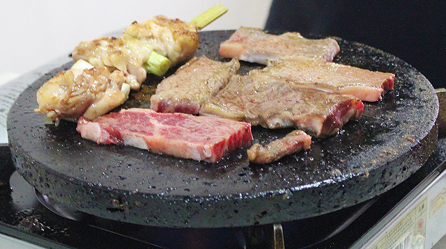 遠赤外線富士山 オリジナル溶岩プレート 巧（TAKUMI) 25cm 丸型皿溝