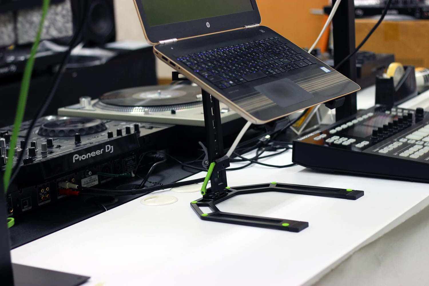 Gravityの使いやすいラップトップ＆コントローラースタンドをご紹介