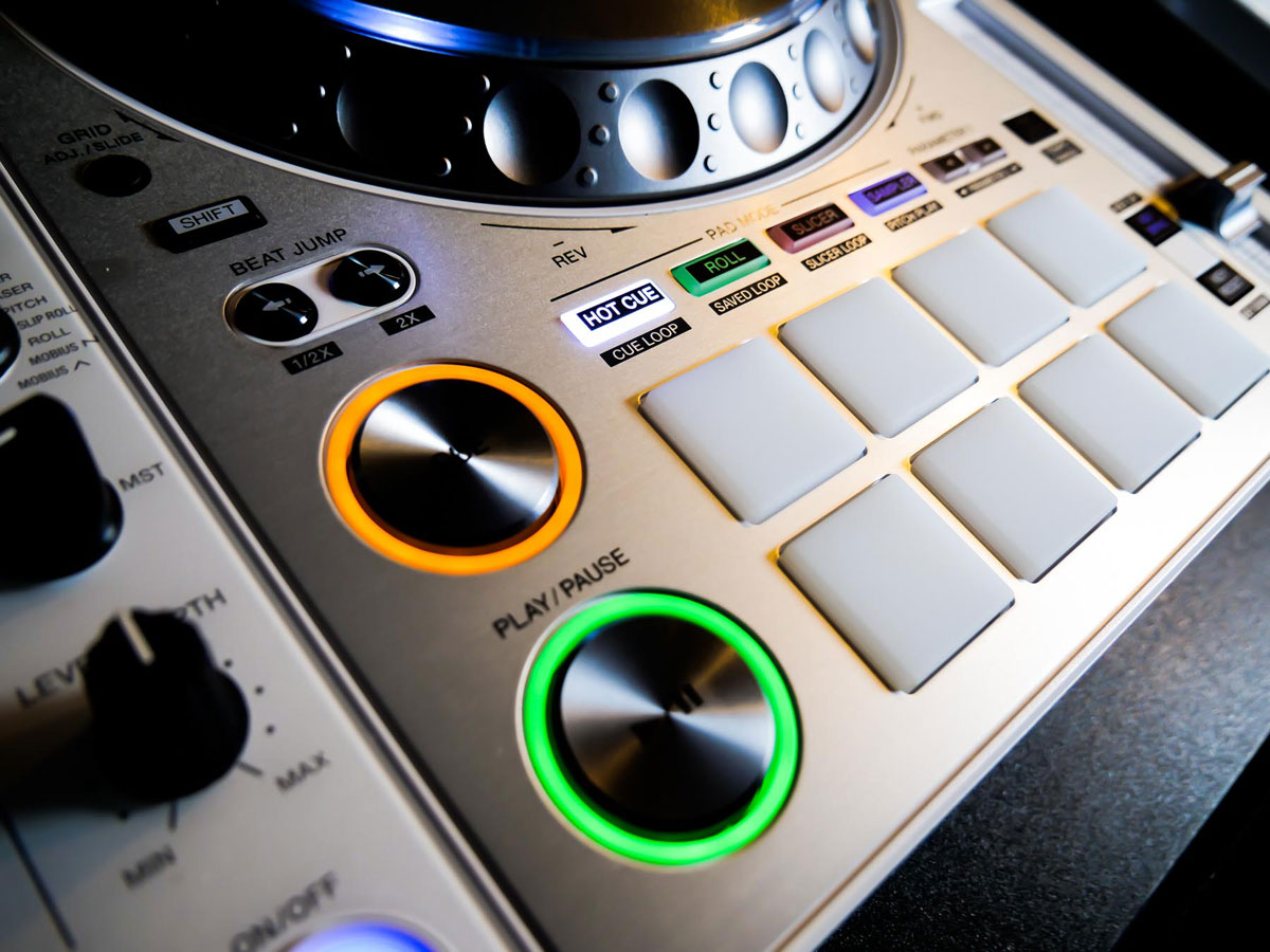 限定ホワイトカラー】Serato DJ Pro専用4chパフォーマンスDJ