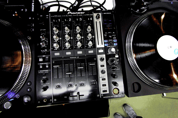 Pioneer DJの高音質DJミキサーDJM-750-Kの中古品のご紹介です！