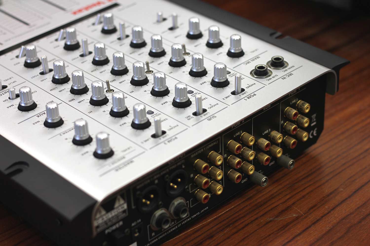 中古品VestaxのDJミキサー、VMC-185XLのご紹介です。