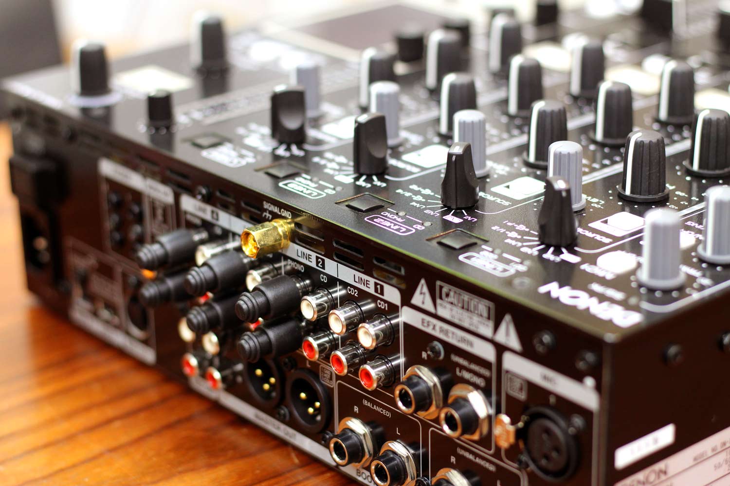 中古品のDENON DJ、DJミキサーDN-X1600のご紹介です。