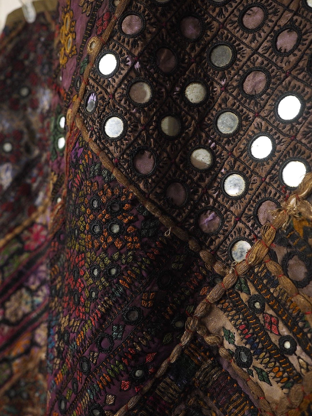 インド ミラーワーク刺繍アップリケタペストリー - アジアの布専門店