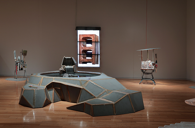 トム・サックス ティーセレモニー[展示風景]｜東京オペラシティアート