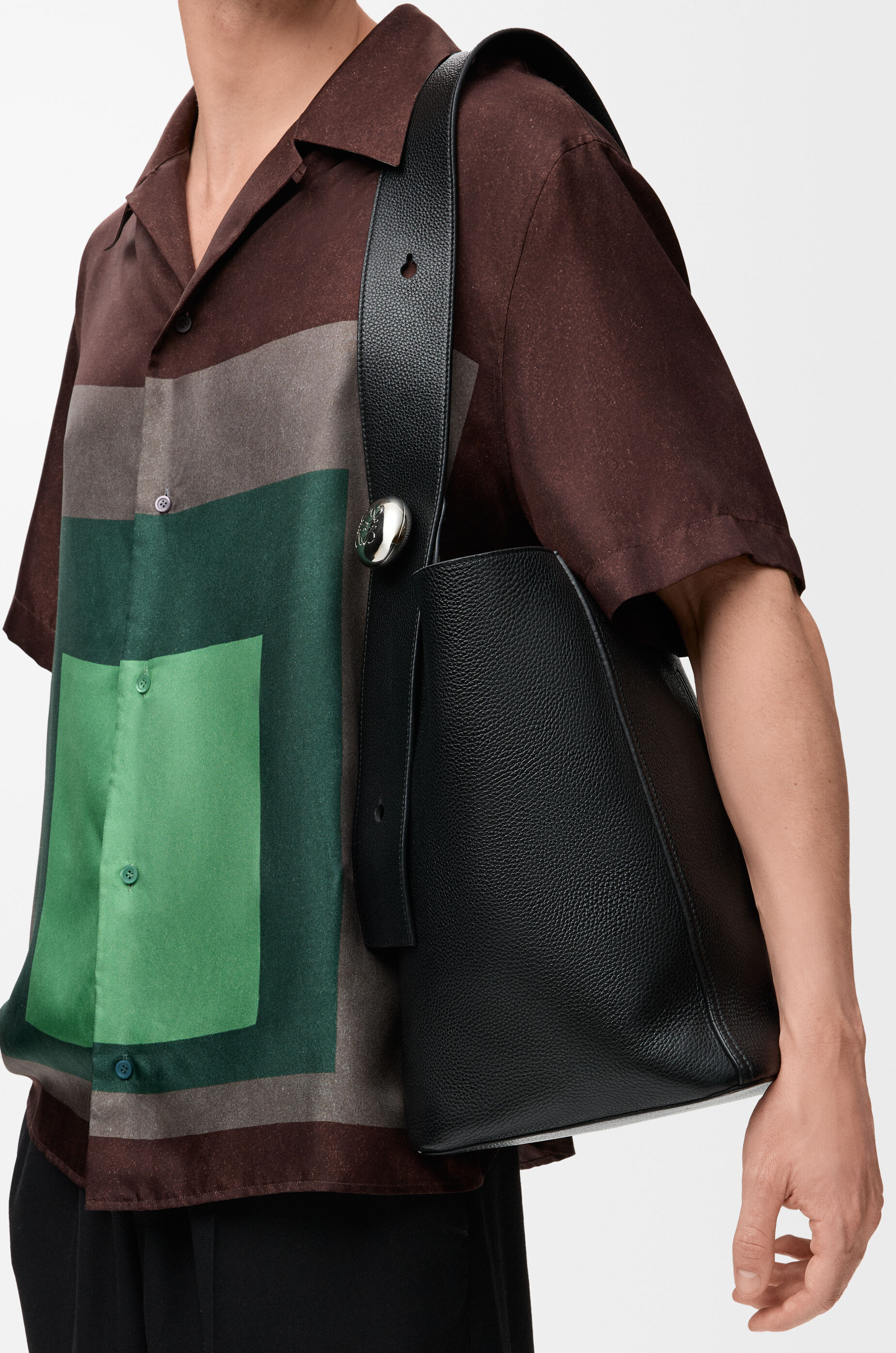 ぺブル バケットバッグ ラージ（サプルグレインカーフ） ブラック