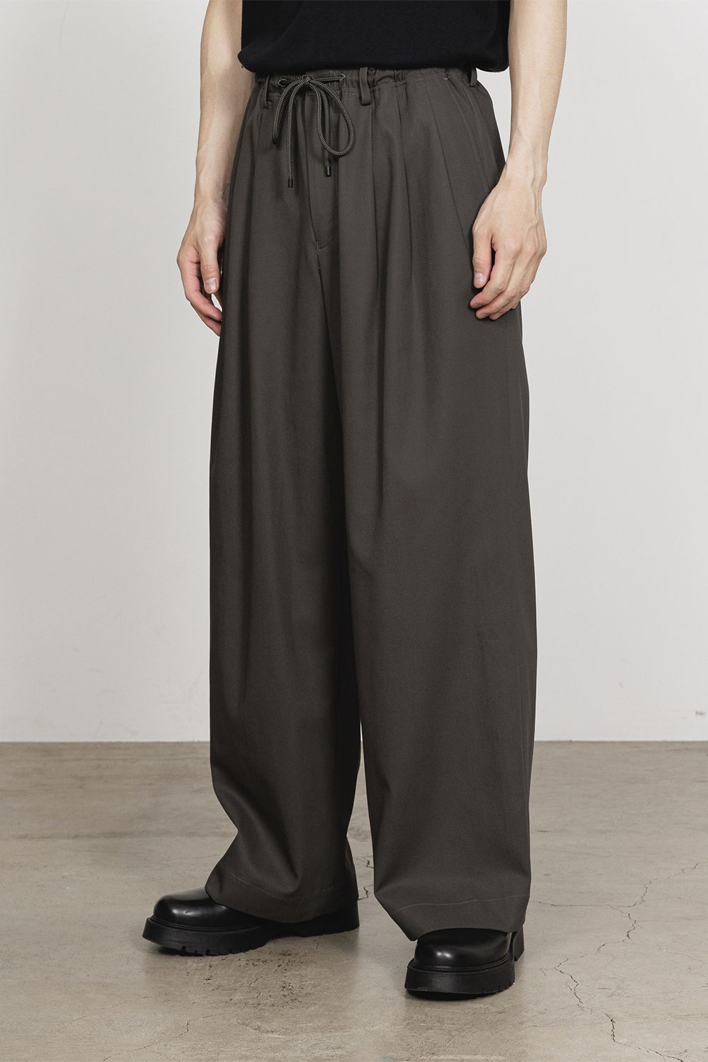 MARKAWARE - ORGANIC GIZA VOILE YARN TWILL TRIPLE PLEATED TROUSERS