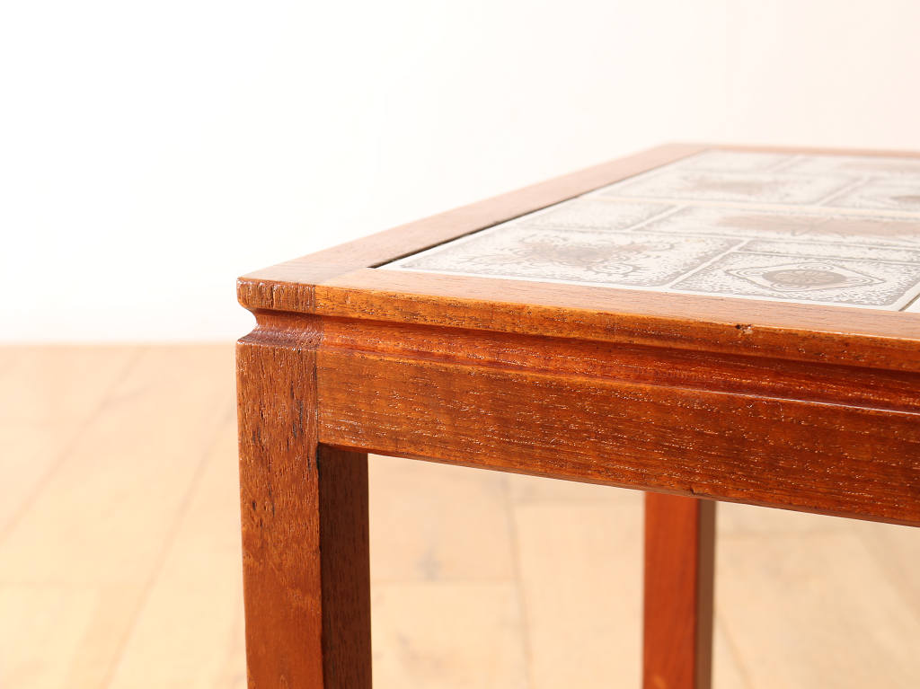 タイルトップネストテーブル | ロイズ・アンティークス | ヨーロッパの