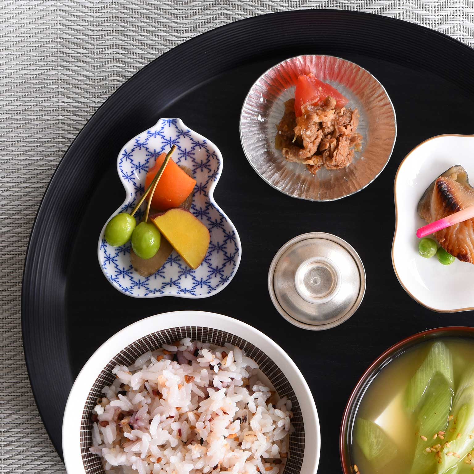 下山 普行（シモヤマ ヒロユキ）錫槌目 小皿 | LIVING MOTIF｜家具