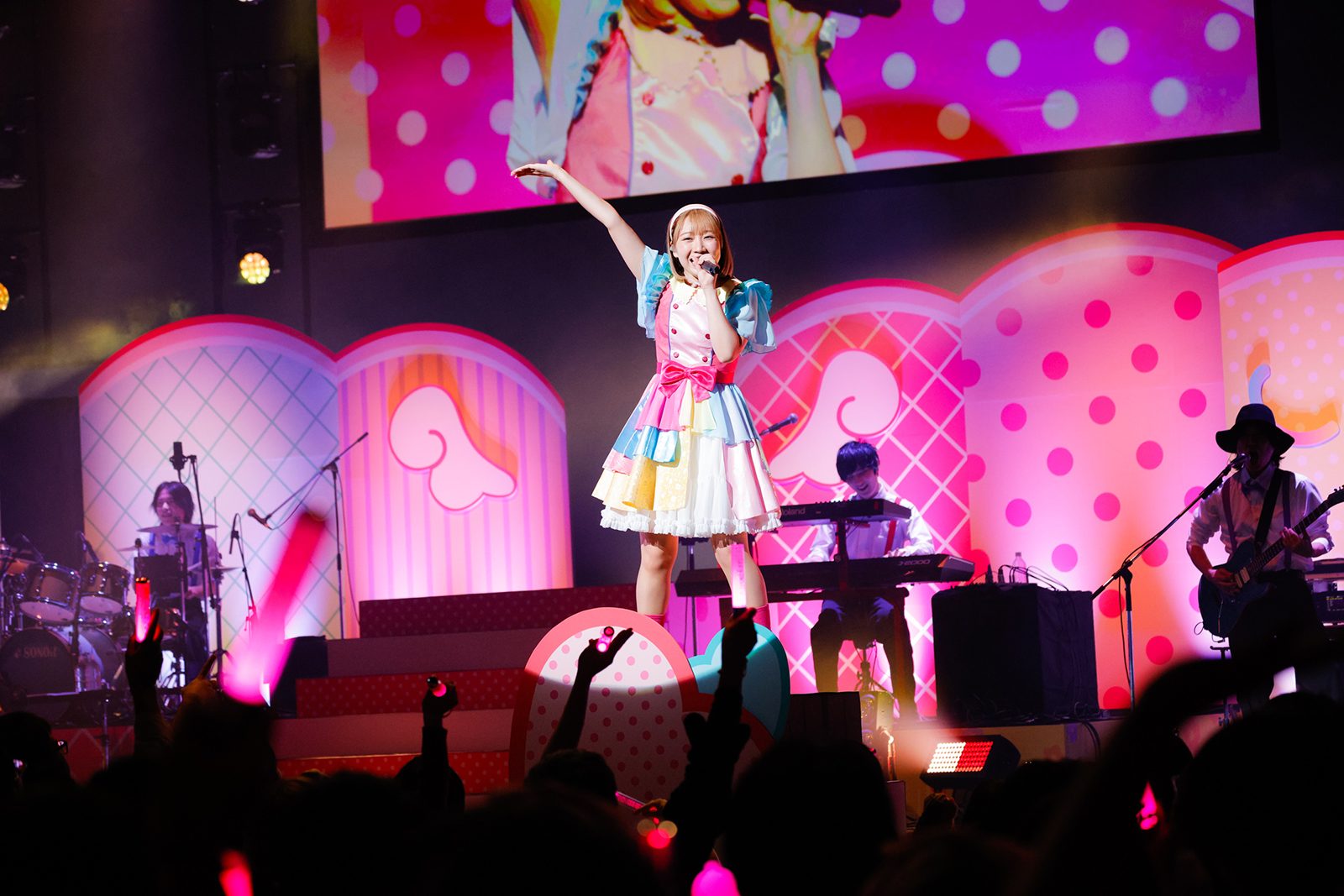 人気アイドル・mona初の“リアル”ワンマンライブ“LAWSON presents