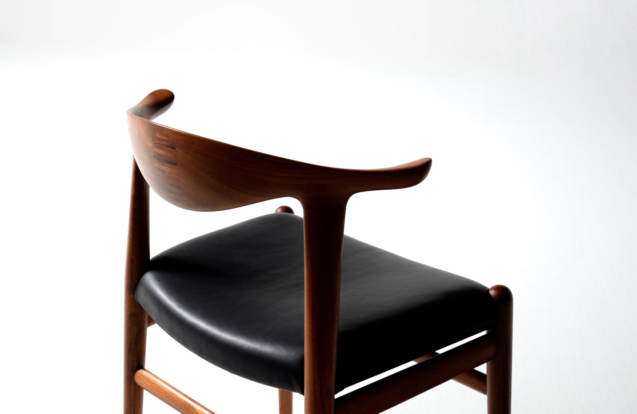 Hans J. Wegner JH505 “Cowhorn” chair with Black leather for