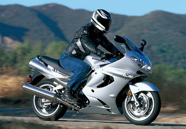 Kawasaki Focuses on Refinement for 2002 | MotorcycleDaily.com