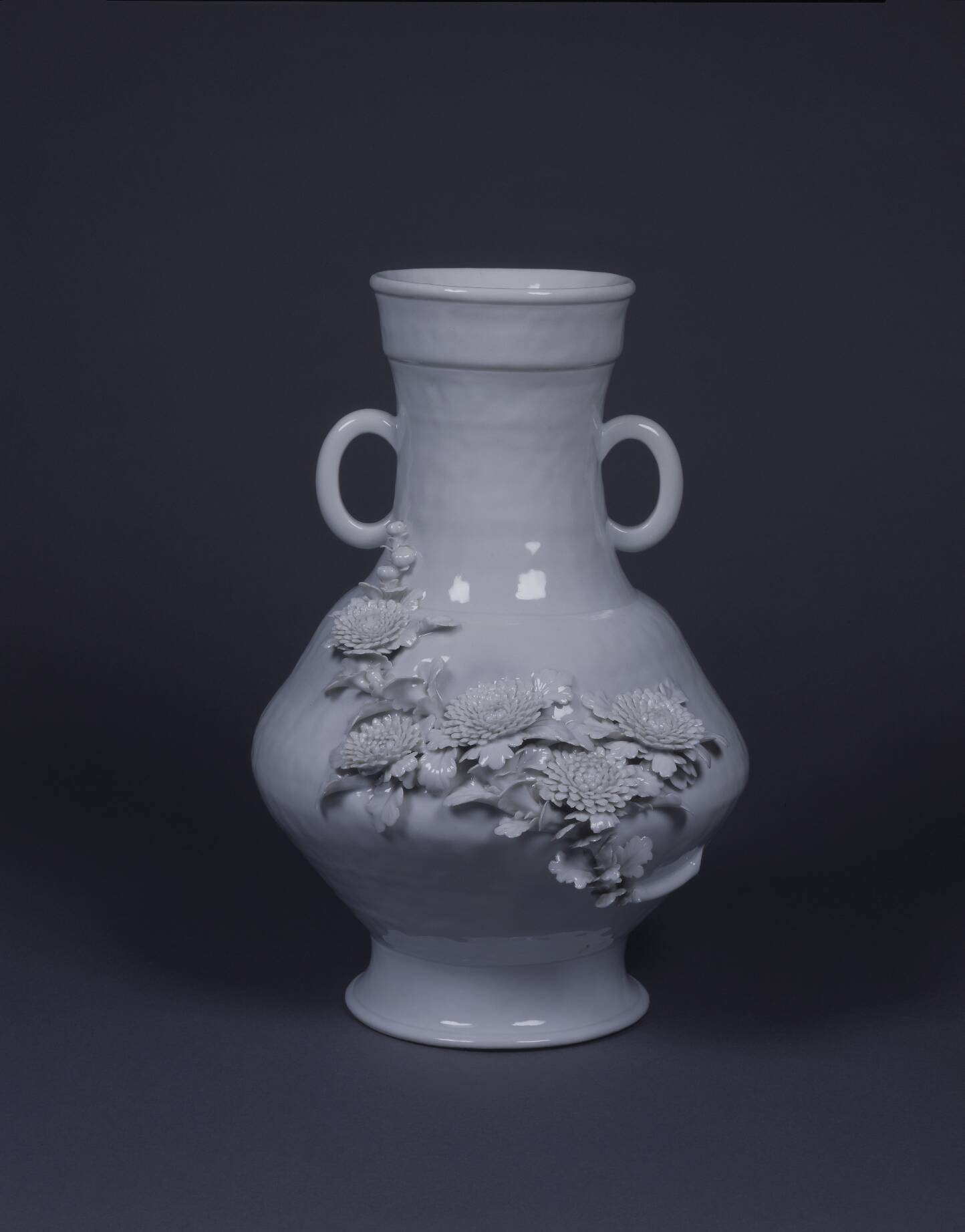 白磁菊花文貼付双耳壺 – 兵庫陶芸美術館 収蔵品データベース