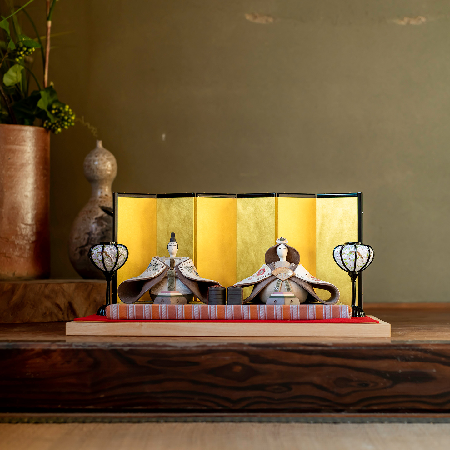 12/27 週末値引 陶器の城と人形の装飾品 12 27 週末値引 陶器の城と