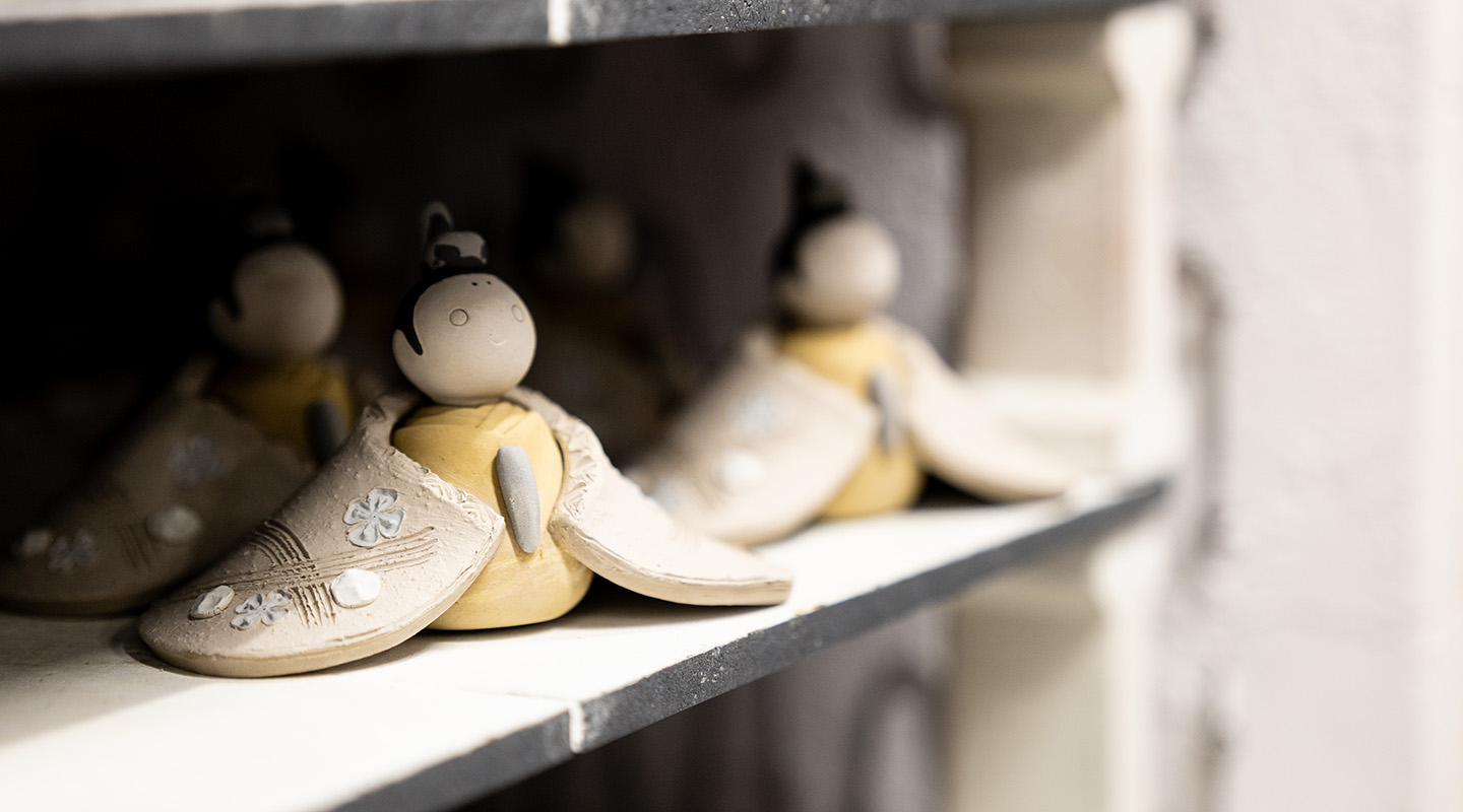 さくら」お内裏様ができるまで｜いわい雛人形 | 信楽焼 明山