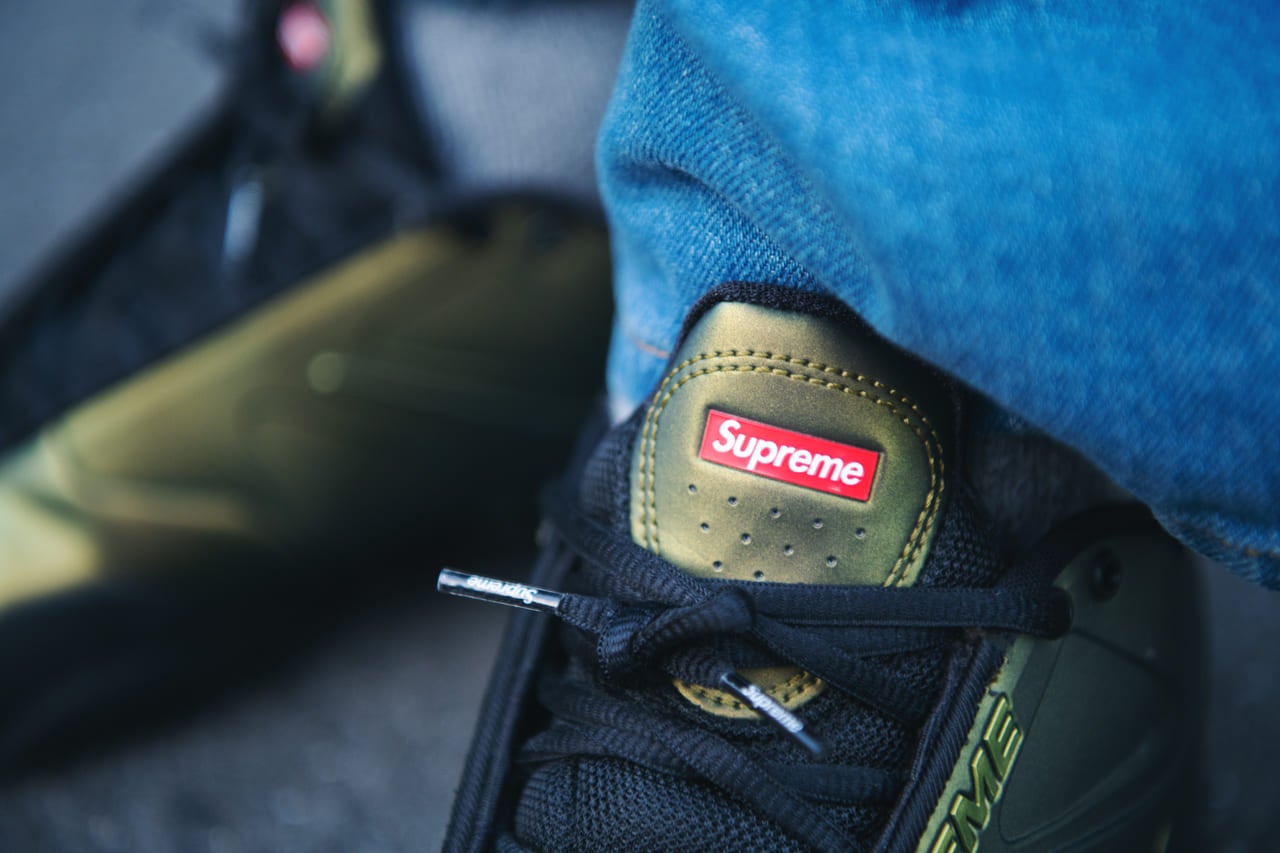 シュプリーム」と「ナイキ」のコラボスニーカーは圧倒的な存在感