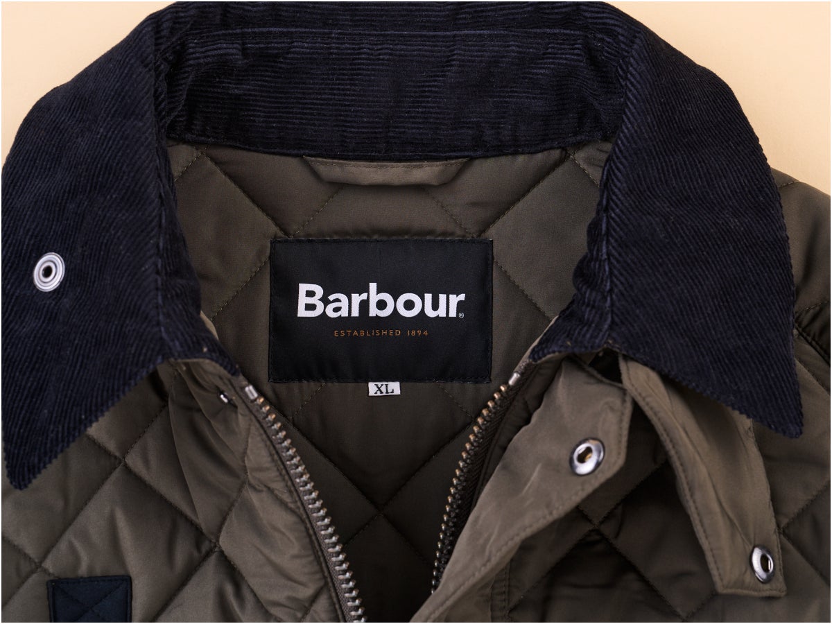 バブアー」×「ビショップ」の別注キルティングジャケットはジャージ